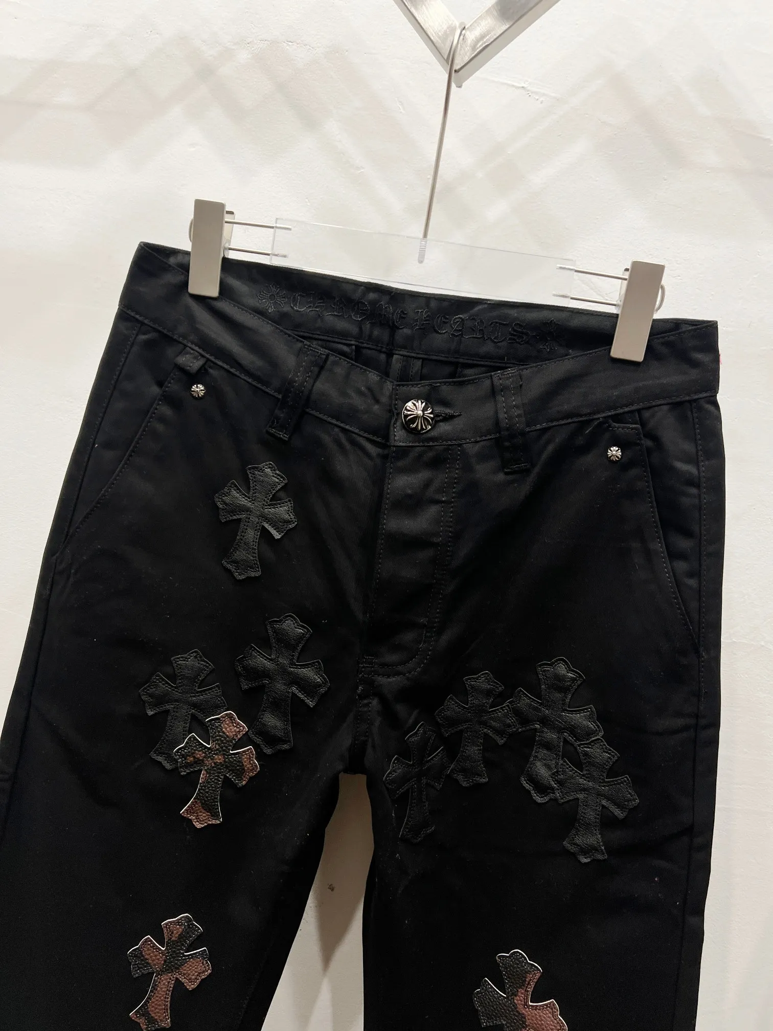 P260 Style No.: (c024) ChromeHearts & ChromeHearts patchwork leather Cow King jeans Original hardware accessories washed and other elevators, QR code analysis is from the original factory, high degree of restoration, welcome to compare with a certain product ~ Three-dimensional version Loose and comfortable, not picky about the body, taller and slimmer Big factory Seiko Original quality control Same style for men and women Can be matched with couples Versatile recommendation Necessary jeans for all seasons Hipsters have been disappointed From the quality selection of fabrics, the tailoring of details, and the matching of patterns, everything is impeccable! The upper body is so handsome when worn...it can be easily worn by men, women and children! The craftsmanship is made of heavy-duty washed pure cotton denim fabric. After washing, it is soft and thick and looks very stylish when worn. Size: 28, 30, 32, 34, 36 (S-XXL) Color: black